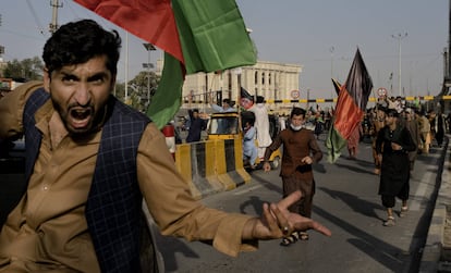 Un grupo de afganos desafía a los talibanes ondeando banderas tricolores nacionales en una manifestación en Kabul.