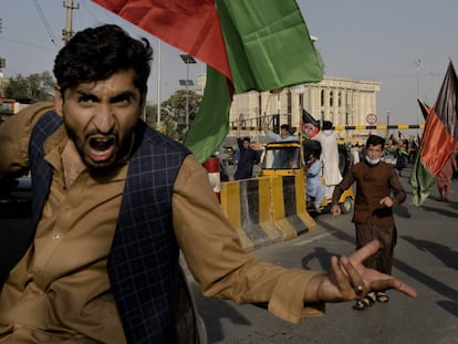 Un grupo de afganos desafía a los talibanes ondeando banderas tricolores nacionales en una manifestación en Kabul.