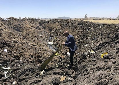 O presidente da companhia Ethiopian Airlines, Tewolde Gebremariam, observa os destroços do avião que caiu