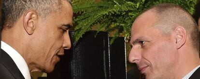 El presidente estadounidense, Barack Obama, conversa con el ministro griego de Finanzas, Yanis Varufakis, durante una recepción en la Casa Blanca