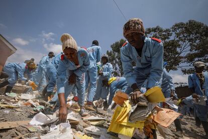 Decenas de voluntarios recogen restos de libros de texto destruidos tras el derrumbe de una escuela en Nairobi (Kenia). Al menos siete niños murieron y 57 tuvieron que ser hospitalizados tras la catástrofe, según confirmaron los servicios de emergencia y las autoridades. El derrumbe afectó a la escuela Precious Talent School en la zona de Ngando, donde el edificio de dos plantas y construido con madera y paneles de metal se vino abajo en torno a las 07.00 hora local.