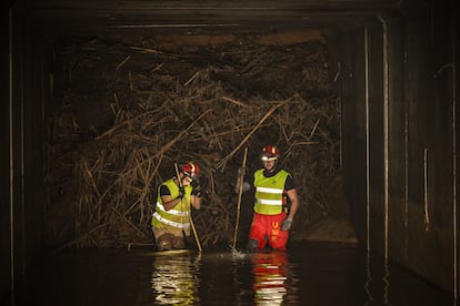 Miembros de la Unidad Militar de Emergencia (UME) en una canalización de agua en Cheste (Valencia).