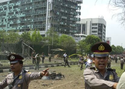 La policía indonesia acordona la zona tras la explosión.