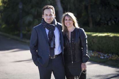 Iker Jiménez, premio al mejor presentador, junto con su esposa Carmen Porter.