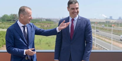 El consejero delegado del grupo Volkswagen habla con el presidente del Gobierno, Pedro Sánchez.