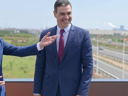 El consejero delegado del grupo Volkswagen habla con el presidente del Gobierno, Pedro Sánchez.