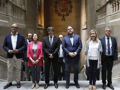 Carles Puigdemont (centro), en un acto de ayuntamientos que apoyan el refer&eacute;ndum.
