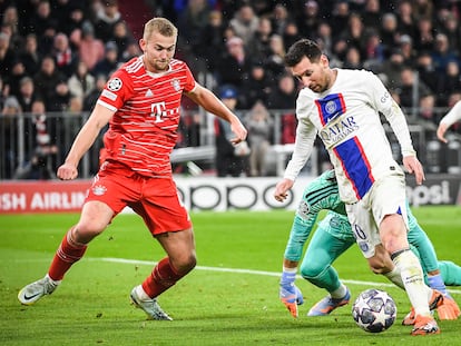 Messi con De Ligt durante el partido de vuelta de octavos de final de la Champions League entre el Bayern y el PSG, en el Allianz Arena el miércoles.