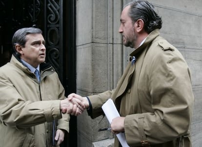 El juez Santiago Torres (d) y Luis Armada, ex gerente de Urbanismo del Ayuntamiento de Madrid, tras el registro de su vivienda por el &#039;caso Guateque&#039;, en 2008.