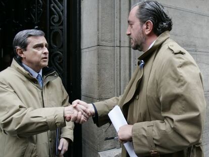 El juez Santiago Torres (d) y Luis Armada, ex gerente de Urbanismo del Ayuntamiento de Madrid, tras el registro de su vivienda por el 'caso Guateque', en 2008.
