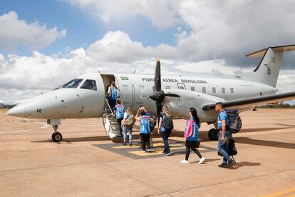 Doctores y enfermeros abordan un avión de la Fuerza Aérea en Brasilia para viajar a Boa Vista por la emergencia sanitaria, el 23 de enero.