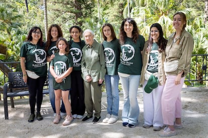 Jane Goodall, con parte de su equipo del programa Raíces y Brotes, en Málaga este sábado.