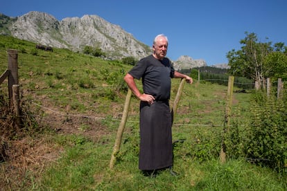 Bittor Arginzoniz reconoce que necesita caminar al menos dos horas al día por el valle de Atxondo.