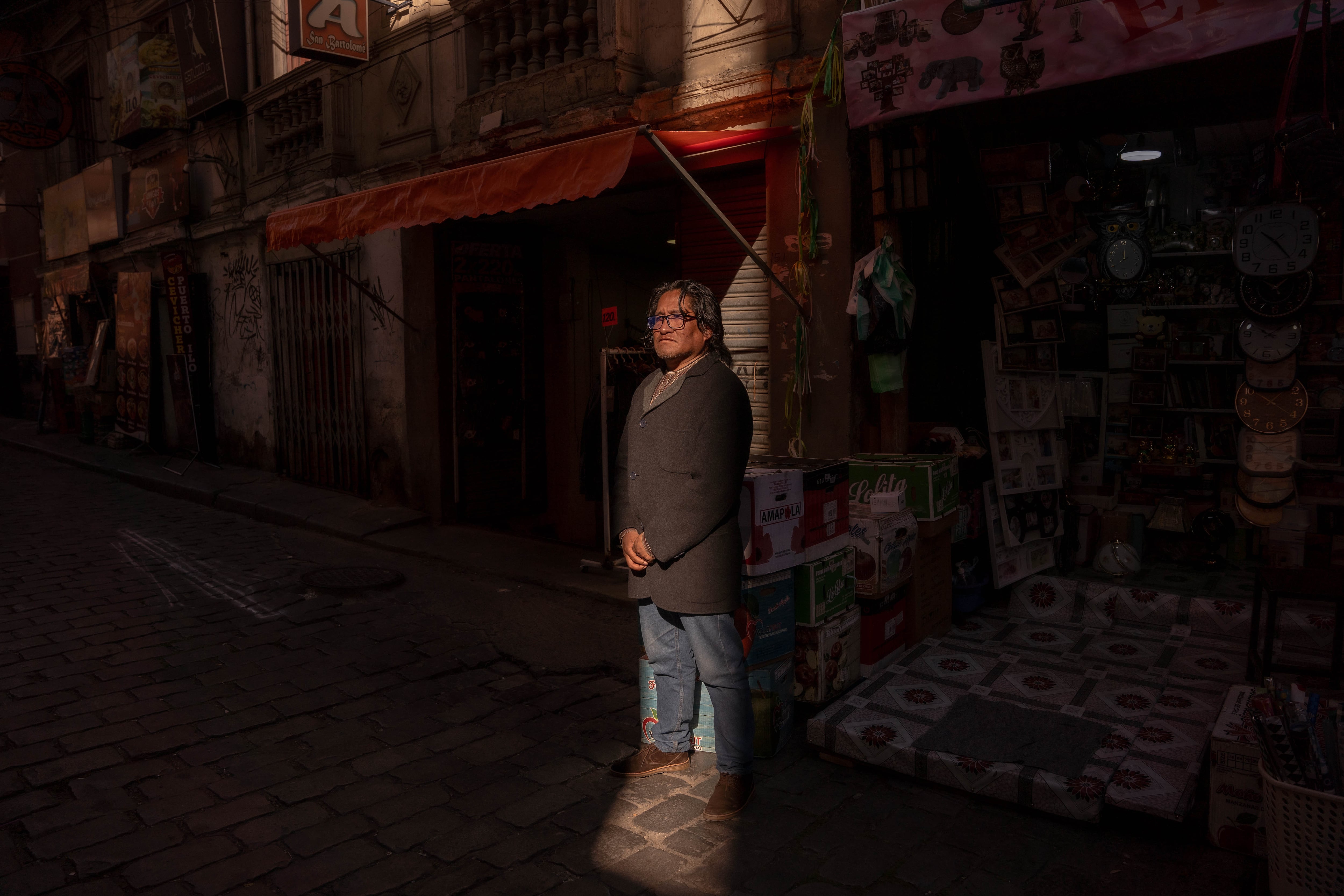 Carlos Macusaya Cruz camina por las calles del centro en La Paz, Bolivia.
