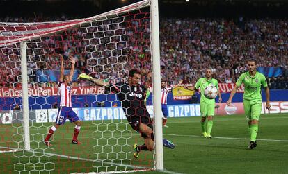 Buffon saca un balón en le partido de la segunda jornada de la Liga de Campeones, que han disputado esta noche en el estadio Vicente Calderón.