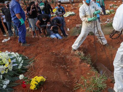 Familiares de Geraldo Magalhães, morto por coronavírus, choram durante o enterro em Vila Formosa, o maior cemitério do Brasil, em São Paulo, em 22 de maio.