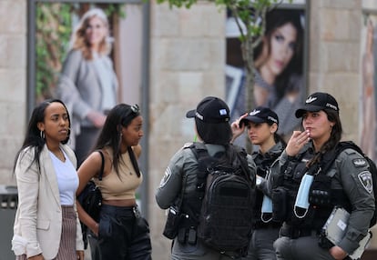 Agentes policiales y ciudadanas israelíes sin mascarillas, el domingo en el centro de Jerusalén.