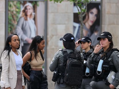 Agentes policiales y ciudadanas israelíes sin mascarillas, el domingo en el centro de Jerusalén.