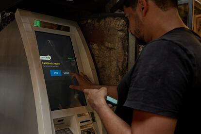 ATM se encuentra disponible para los clientes del café que quieren hacer uso de sus criptomonedas.