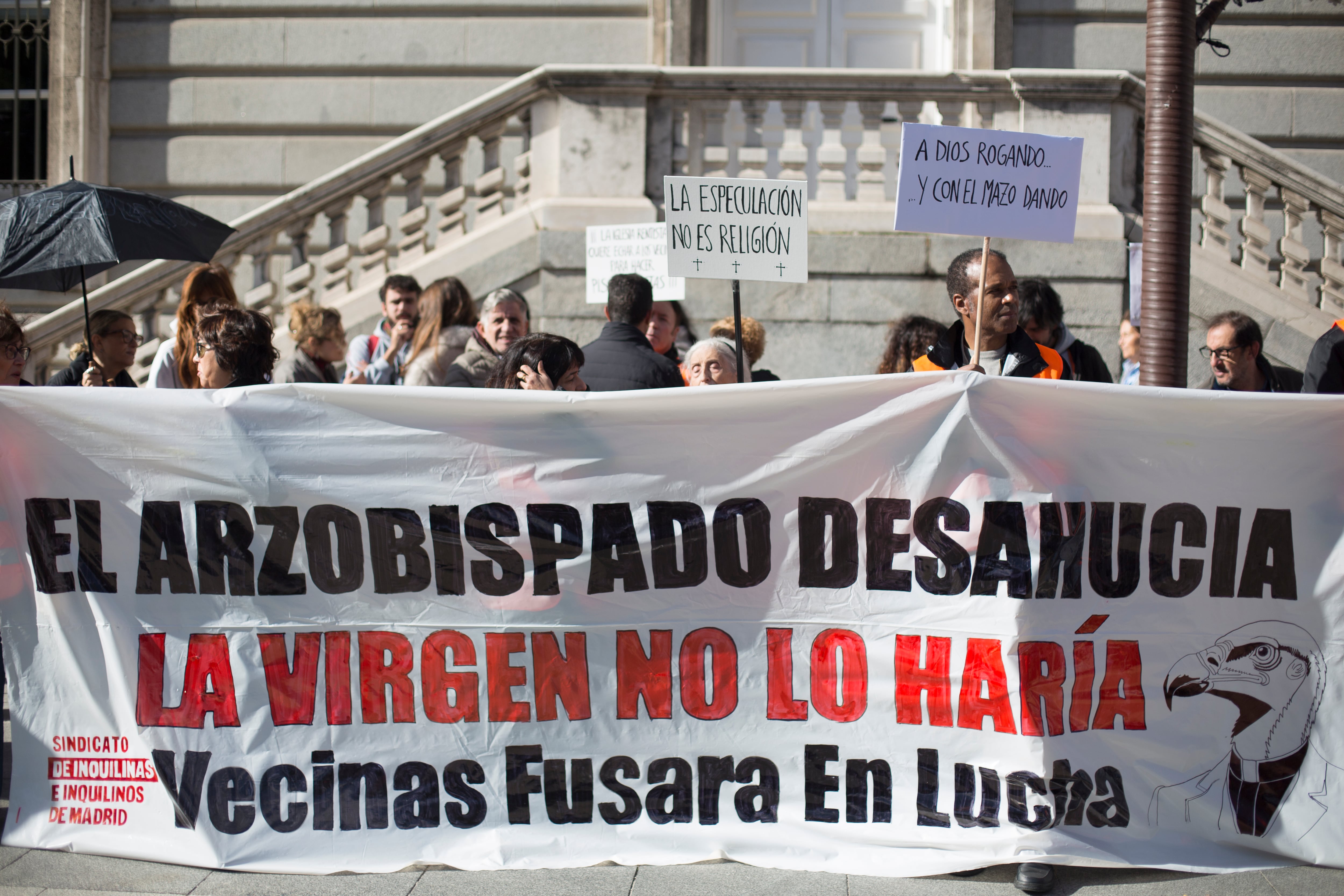 Protesta di cento abitanti contro la vendita di 13 edifici della chiesa a Madrid