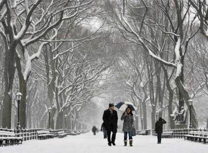 Una pareja camina por Central Park.