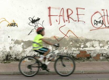 Pintadas racistas en un muro del Camino de los Afligidos en Alcalá de Henares.