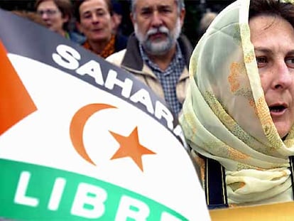 Una de las asistentes a la concentración celebrada hoy ante la Embajada de Marruecos en Madrid por la independencia del pueblo saharaui.
