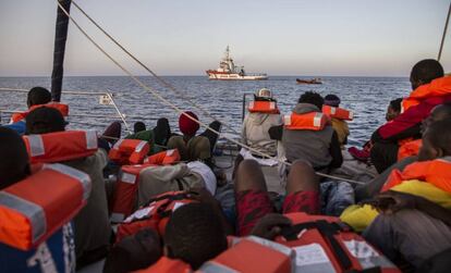 Migrantes rescatados en el Mediterráneo.