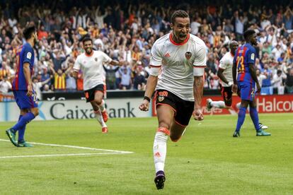 El delantero del Valencia CF Rodrigo Moreno celebra el gol que ha marcado, el segundo del equipo frente al FC Barcelona.