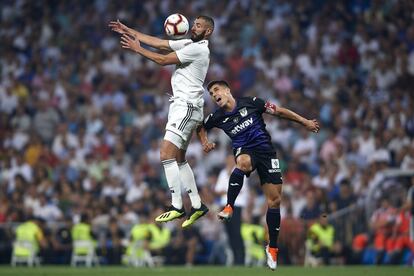 Karim Benzema controla el balón durante el partido, ante Unai Bustinza.