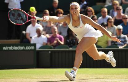 Lisicki devuelve una bola ante Radwanska.