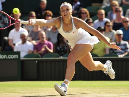 Lisicki devuelve una bola ante Radwanska.