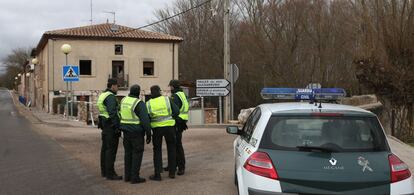 La Guardia Civil vigila los alrededores de la casa rural de Tordómar (Burgos) tras en incendio donde han fallecido seis personas.