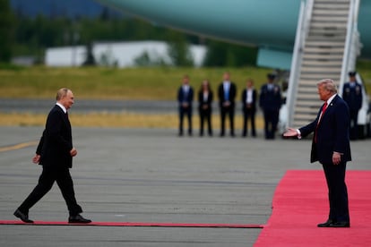 El presidente de Estados Unidos, Donald Trump (a la derecha), recibe al homólogo ruso, Vladímir Putin, en Alaska, el 15 de agosto.