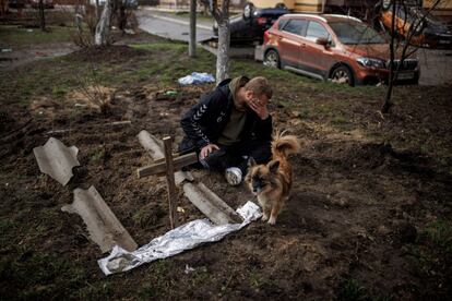 Serhii Lahovskyi, de 26 años, llora junto a la tumba de un amigo asesinado en Bucha. La Cámara de Representantes de EE UU ha aprobado una ley en la madrugada de este jueves que pide investigar los crímenes de guerra cometidos durante la invasión de Ucrania y llama a “recopilar, analizar y preservar evidencia” que pueda ser utilizada después en tribunales internacionales donde se persiga a los responsables de los crímenes.