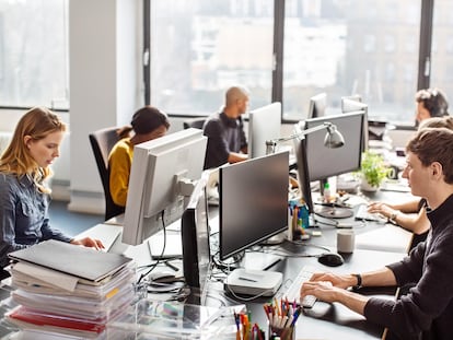 Varios empleados trabajan en una oficina.