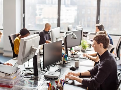 Personas trabajando en una oficina.