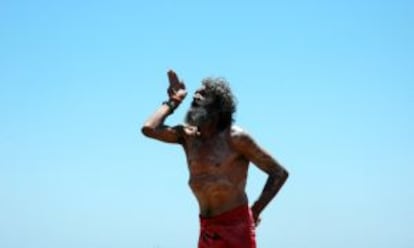 Un aborigen danza en el Parque Nacional Arakwal.