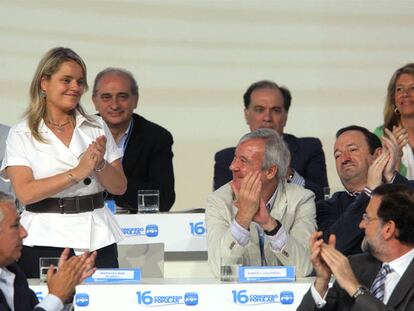 Marimar Blanco, de pie, tras ser incorporada al equipo de Rajoy en el congreso del PP.