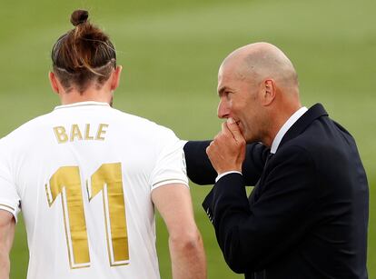 Zidane da instrucciones a Bale durante un encuentro de esta temporada.