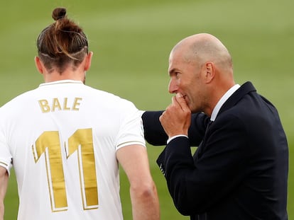 Zidane da instrucciones a Bale durante un encuentro de esta temporada.