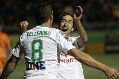 Raúl González, celebra el gol de su compañero Cellerino.