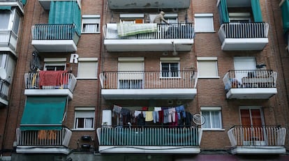 Vista de la fachada de un edificio de Entrevías.