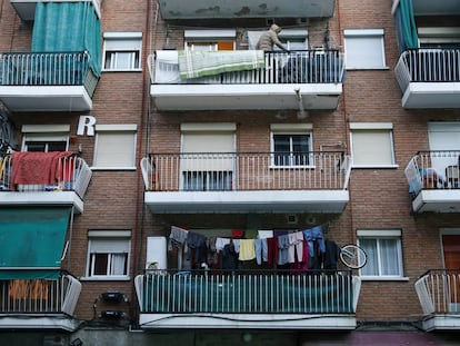 Vista de la fachada de un edificio de Entrevías.