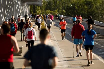 Varias personas hacen ejercicio a primera hora de este sábado en Zaragoza. Desde este sábado, las personas mayores de 14 años pueden ir a pasear y hacer deporte individual, respetando unos horarios y la distancia de seguridad, unas salidas que se suman a los paseos de los niños que comenzaron a estar permitidos el pasado domingo tras semanas de confinamiento por el coronavirus.