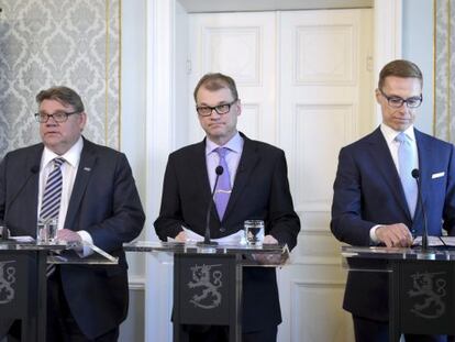Desde la izquierda, Timo Soini, Juha Sipila y Alexander Stubb, este mi&eacute;rcoles en Helsinki. 
