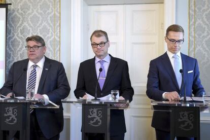 Desde la izquierda, Timo Soini, Juha Sipila y Alexander Stubb, este mi&eacute;rcoles en Helsinki. 