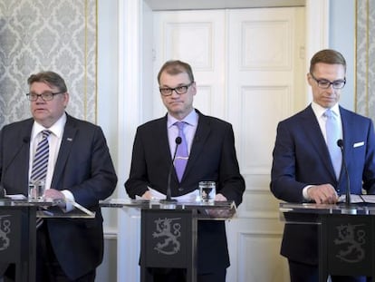 Desde la izquierda, Timo Soini, Juha Sipila y Alexander Stubb, este mi&eacute;rcoles en Helsinki. 