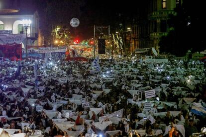 Los pa&ntilde;uelos espont&aacute;neos cubrieron la Plaza de Mayo.