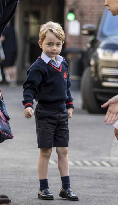 El Príncipe George con sus Pisamonas en su primer día de colegio.